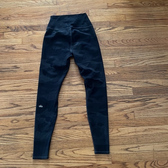 ALO Yoga Black Leggings - Picture 3 of 3